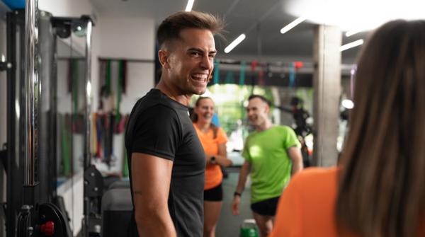 Small group strength training is powered by Brawn / Shutterstock/Stock Rojo Verde y Azul