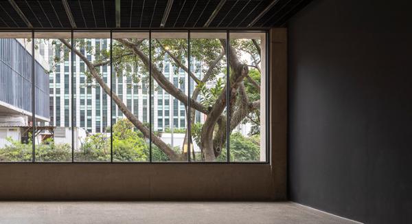 The extension features concrete walls and hardwood floors / Photo: Leonardo Finotti The extension features concrete walls and hardwood floors / Photo: Leonardo Finotti