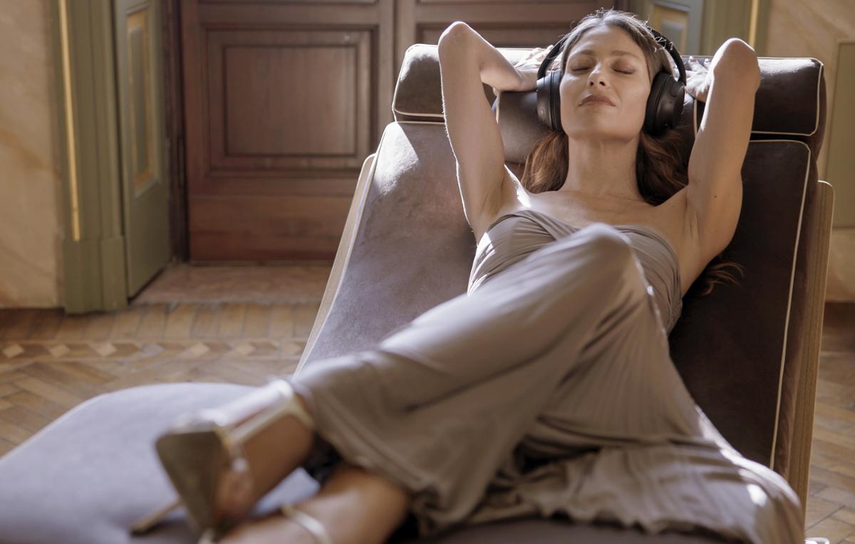 Lemi’s acoustic technology transmits vibrations through several zones in the lounger’s memory foam mattress / Lemi