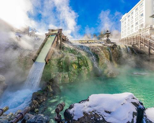 The springs run through the centre of the town and produce 32,000 litres of water a minute / Shutterstock/yu_photo