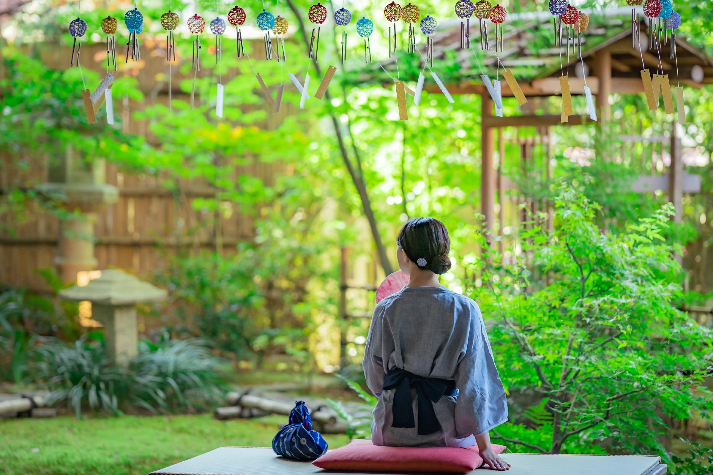 After the bath, guests relax in relax in a Yuagari lounge / Hoshino Resorts After the bath, guests relax in relax in a Yuagari lounge / Hoshino Resorts