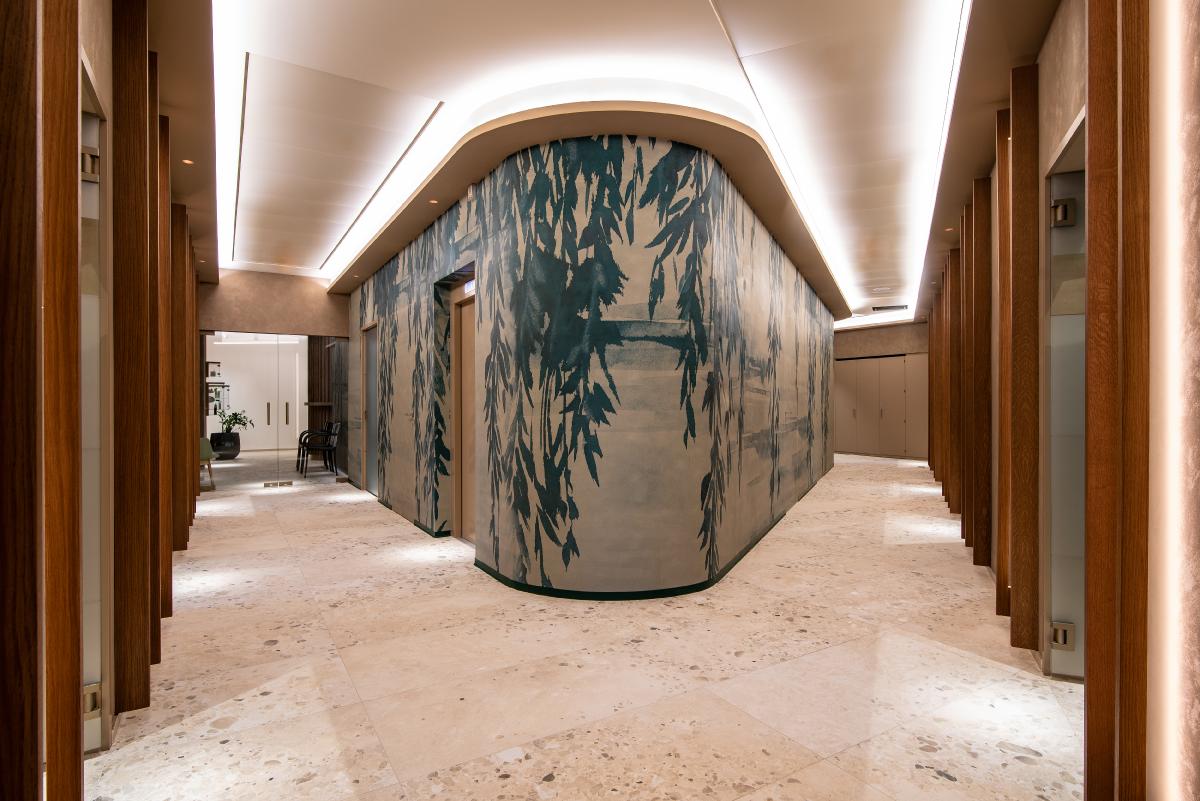 The interiors feature timber wall panelling, alternating with nature-inspired wallpapers / Chiara Grossi
