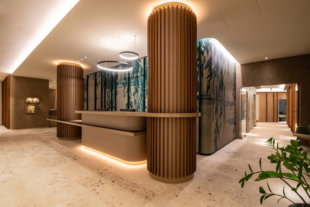 The reception features a circular decorative lighting feature in a nod to the organic design elements within the centre / Chiara Grossi