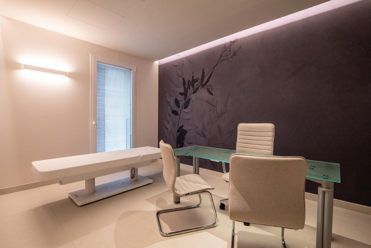 Studio Apostoli designed the department, which has minimalist style treatment rooms / Chiara Grossi