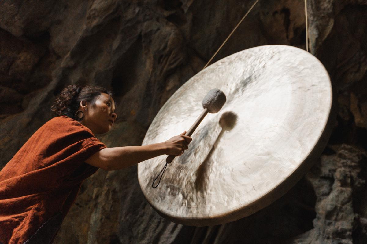There will be a sound healing cave, that fits 12-20 guests / Auko