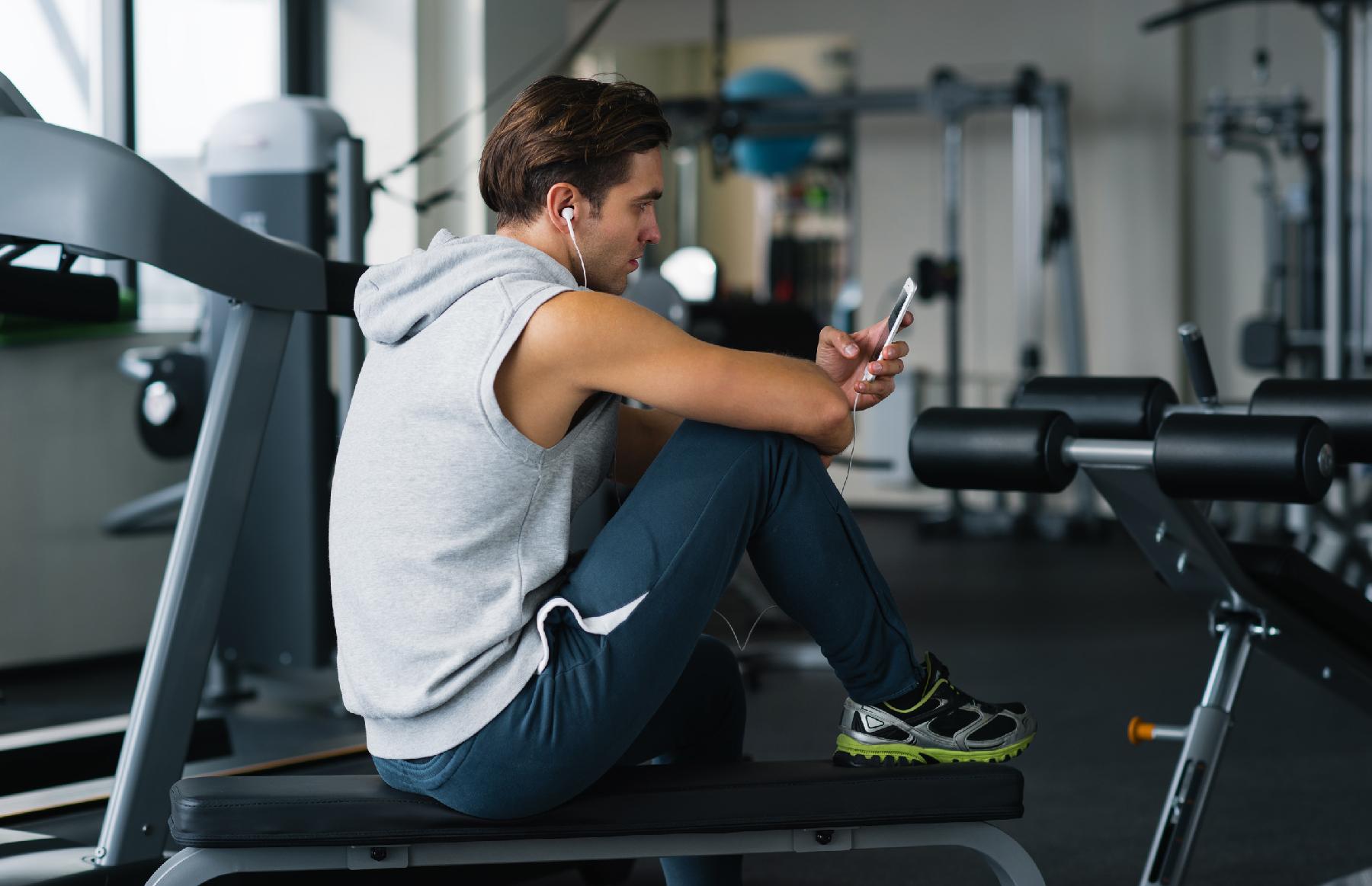 People scrolling at the gym ties up machines and makes the energy drop
