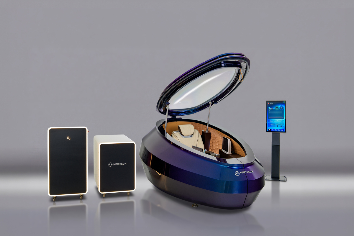 The device contains a chair that can be upright or fully reclined, within an oval, organic-shaped chamber / HPO Tech The device contains a chair that can be upright or fully reclined, within an oval, organic-shaped chamber / HPO Tech