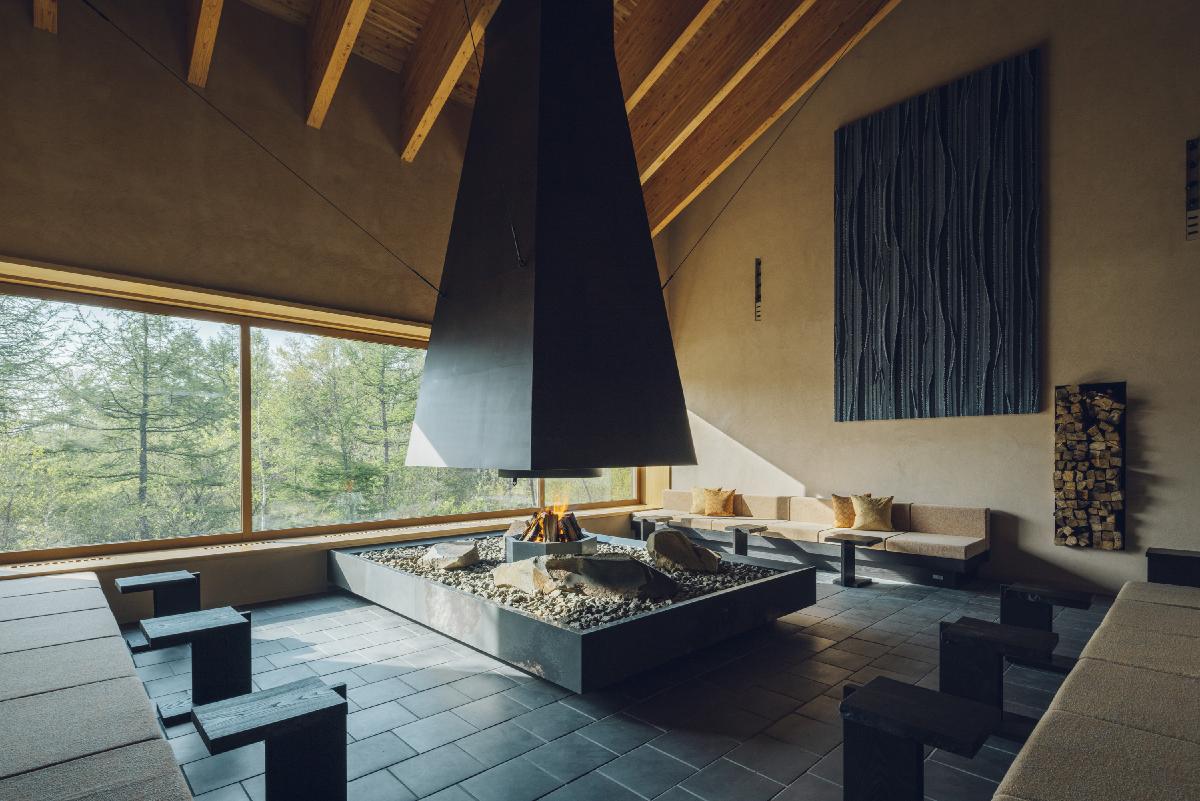 There is a fireplace in the centre of the relaxation lounge / Hoshino Resorts