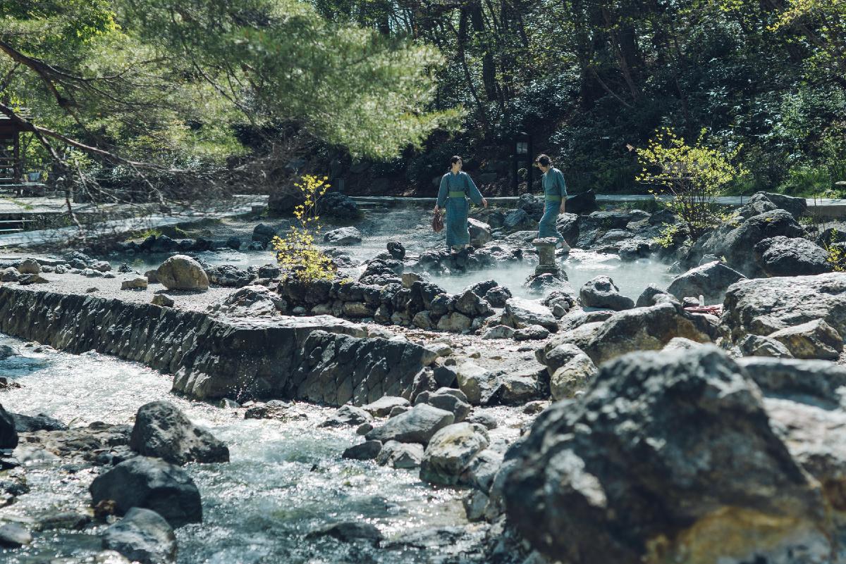 The Kai Kusatsu Strolling Kit encourages guests to walk through Kusatsu in lightweight kimonos known as yukatas / Hoshino Resorts