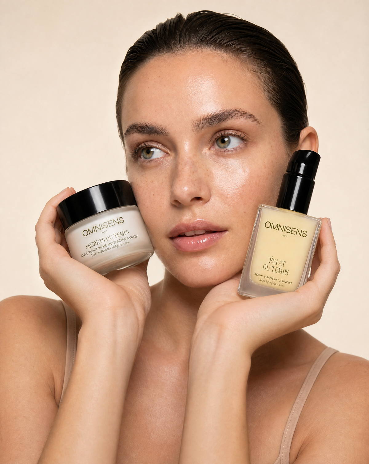 Éclat du Temps is a serum that has been designed to enhance the firmness, radiance and tone of the face, neck and décolleté / Omnisens