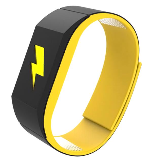 The fi tness tracking
wristband delivers a 340v
static shock if wearers
slip into bad habits
