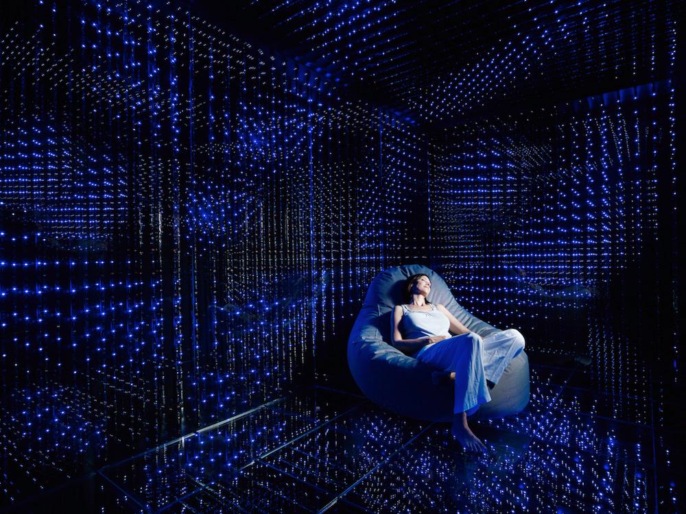Guests using the deep sea relaxation room are engulfed in light, sound and vibration as over 12,500 LED lights dance across all four walls, the ceiling and the floor
/ Preidlhof 