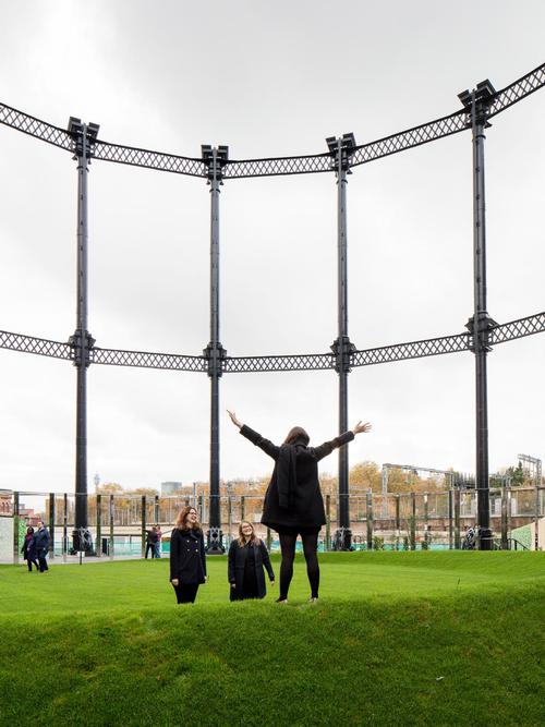 The Victorian-era Gasholder No. 8 was painstakingly dismantled, refurbished and rebuilt in a new location next to Regent’s Canal / Bell Phillips Architects