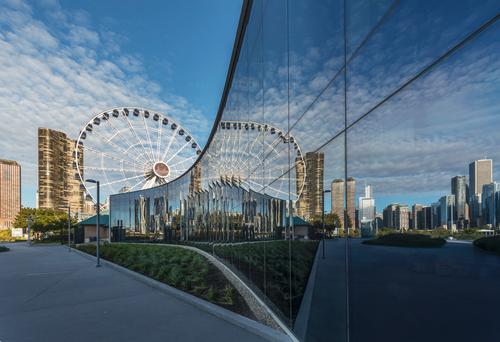 At its most opaque, the lobby reflects the surrounding landscape of the pier / James Steinkamp Photography