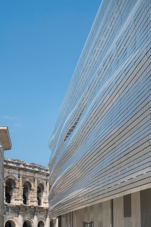 The exterior creates a sense of movement through the reflections of light through the day
/ Serge Urvoy