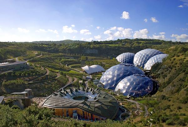 By developing a model based on bubbles, the team at Grimshaw solved the challenge of unpredictable ground levels for the Eden Project biomes