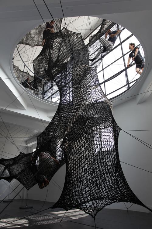 The temporary exhibition uses elastic strings tethered to the ceilings and walls of the exhibition space / Numen/For Use