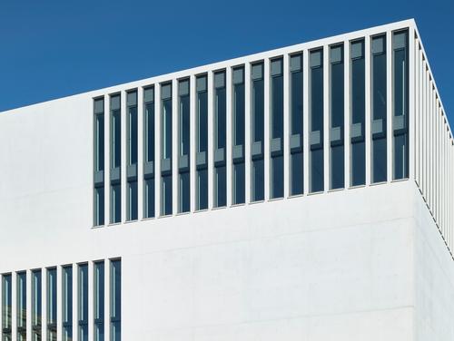 The unique windows and modern look give the cube a distinctive look in its traditional surroundings / Jens Weber