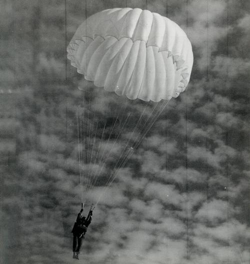 Holl's father, Myron Holl, was a paratrooper captain and this has inspired his vision for Tushino / Steven Holl Architects
