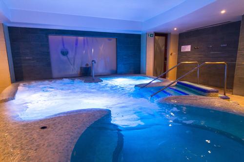Guests can indulge in the healing effects of water, from a hydrotherapy pool providing therapeutic bathing, a cold plunge pool and a refreshing ice fountain to experience showers featuring Kohler Real Rain / Kohler Waters Spa