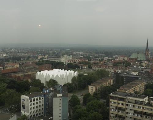 The building stands out against the background of the city / Simon Menges