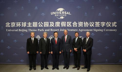 The official signing took place on 13 September in New York at the headquarters of Comcast NBCUniversal / Universal