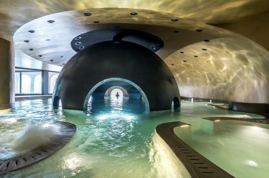 Landscaped into the earth, the spa rises over four levels, with a 25-metre Waterwell Kneipp Therapy at its heart / 