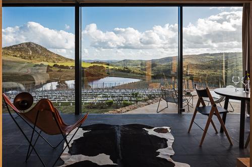  Grasslands, natural spring water reservoirs and several streams run through the valley immersing guests into the landscape / Leonardo Finotti