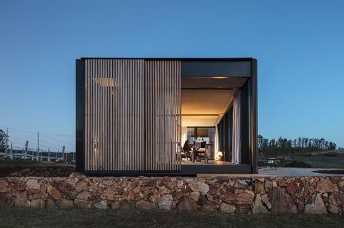 Sacromonte Landscape Hotel substitutes the concept of contiguous rooms with exclusive cabins scattered through the landscape. / Leonardo Finotti