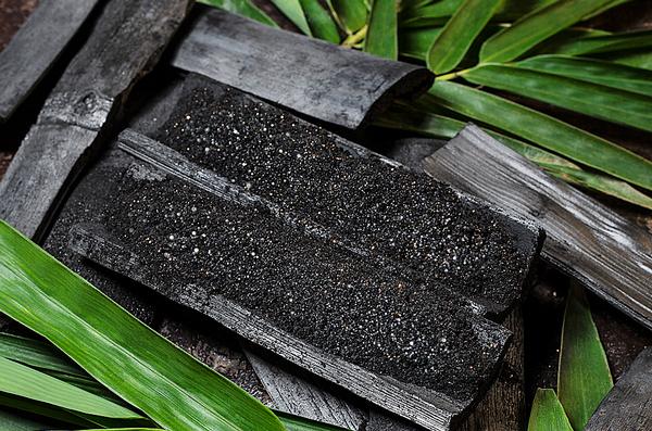 Mineral-rich carbonised black bamboo powder is a plant-based alternative to traditional hair ash, and is used in signature treatments