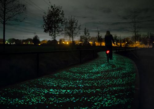 The glowing cycle path is illuminated by solar power / Daan Roosegaarde' and Heijmans