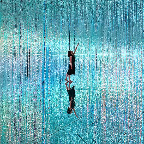LED lights created the illusion of crystals in this installation in Toyko