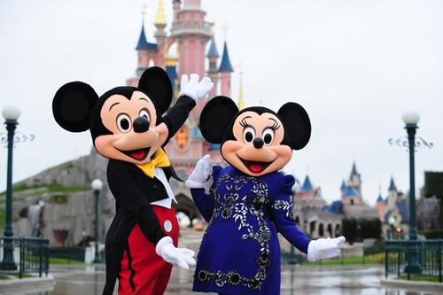 Walt Disney is backing the €1bn refinancing of the Paris theme park / Disney