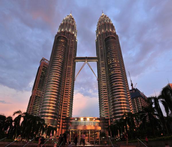 The Petronas Towers have a skybridge between the skyscrapers at 170m-high / Photo: ©www.shutterstock.com/Edwin Verin