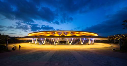The two-tiered roof acts as a canopy for the open air lobby below / Tim Franco courtesy of Stufish Entertainment Architects