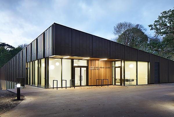 The natural finish of the building’s exterior echoes the surrouding woodland