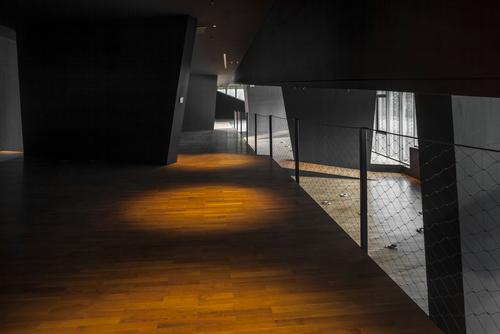 The museum is made up of a series of terraces that climb slowly adapting to the topography