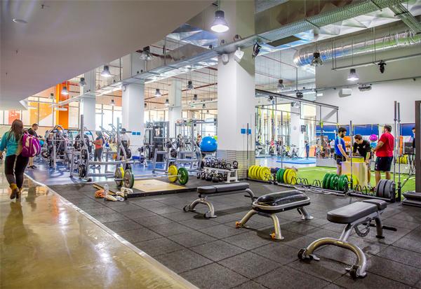Fitness Hut in Portugal is a premium low-cost model