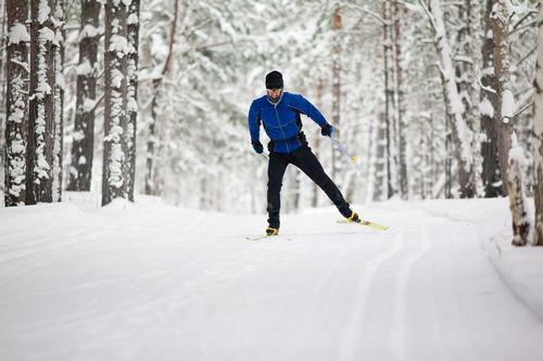 Heat-sensitive wearable layer to keep body warm in cold conditions