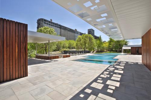 The project used just three materials: stone for the ground,; durable ipe wood; and white painted steel panels for the roof / MU Architecture