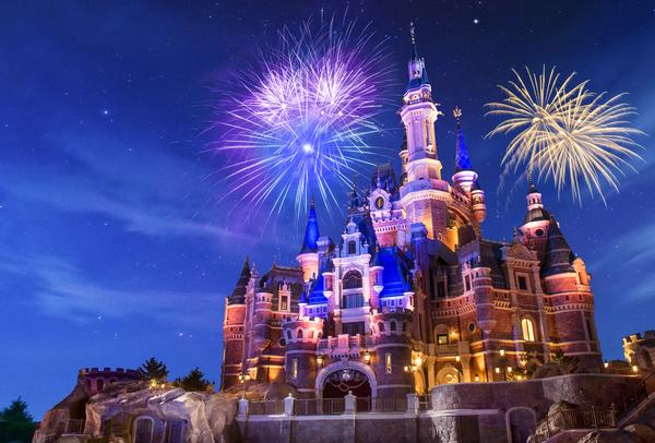 visitors to Shanghai Disney Resort stay for the evening show