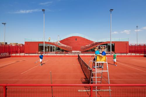 The clubhouse is the new home of Tennisclub IJburg / Daria Scagliola & Stijn Brakkee