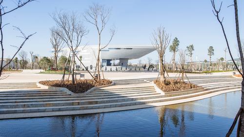 The museum sits in an extensive area of hard landscaping / Atelier Alter