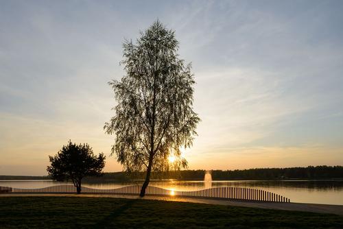 The promenade offers beautiful views of the lake / Tomasz Zakrzewski / archifolio.pl