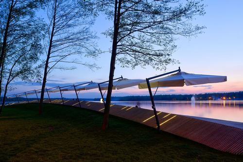 Locally-sourced materials were used in the construction of the promendade / Tomasz Zakrzewski / archifolio.pl