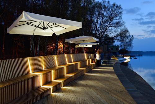 Wooden benches offer views across the water / Tomasz Zakrzewski / archifolio.pl