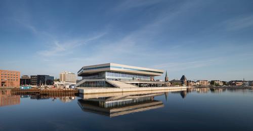 The building's higher levels are contained with a polygonal structure, which the architects intended to create an impression of rotation and movement / schmidt hammer lassen architects