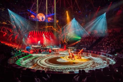 The theatre hosts a permanent 75-minute acrobatic water display / Raphael Olivier courtesy of Stufish Entertainment Architects