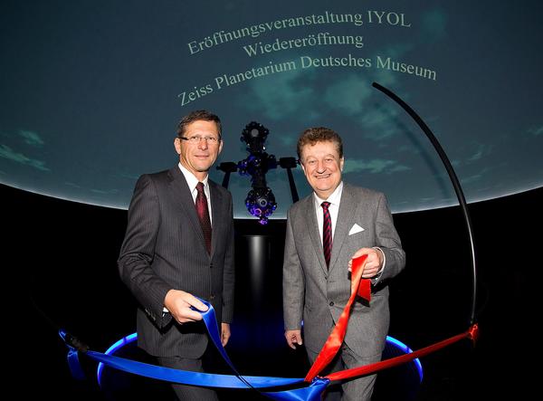 Zeiss CEO Michael Kaschke (left) and Wolfgang Heckl, director general of Deutsches Museum 