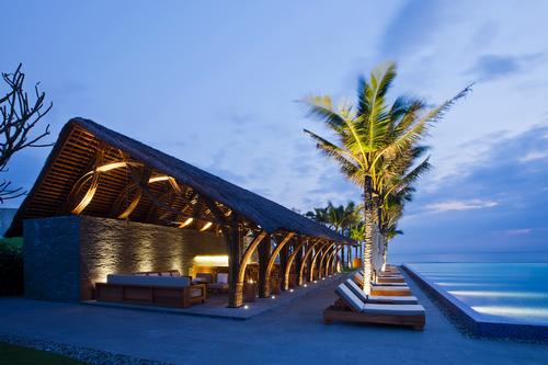 The beach bar looks out towards the sea / Vo Trong Nghia Architects